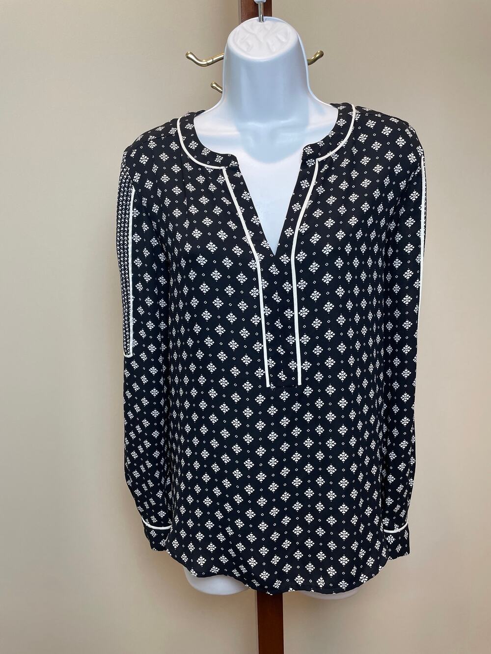 LOFT Black White Boho Chiffon Long Sleeve Tunic Top Sz M VNeck Handkerchief Hem